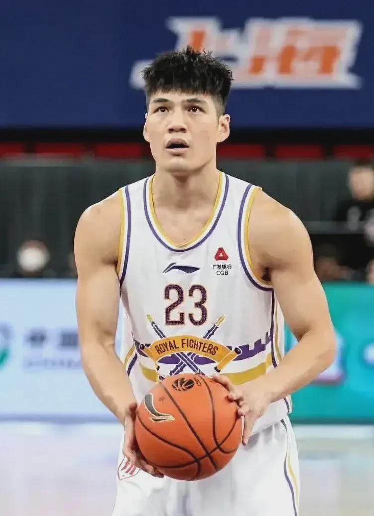 包含北控男篮外援斯隆表现不佳，各界质疑洪明甫的词条