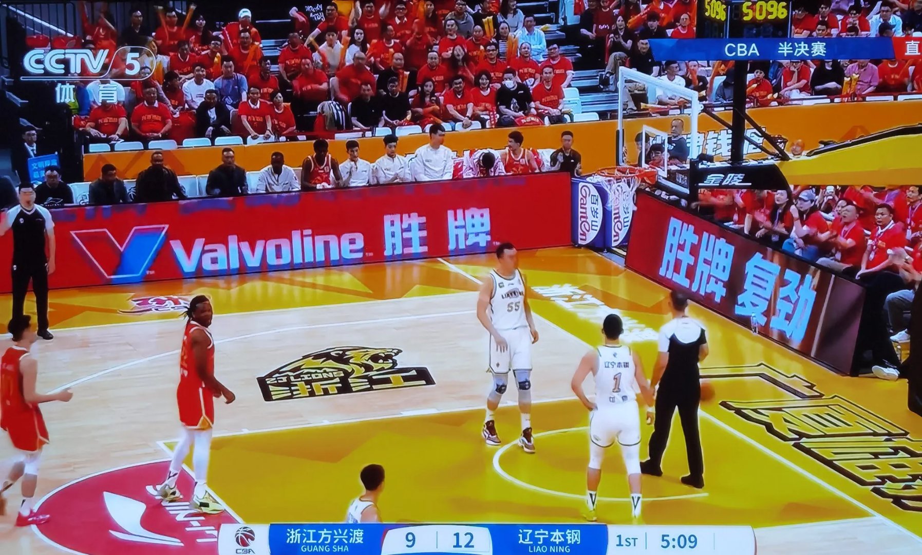 边路突破速度助球队攻入制胜球