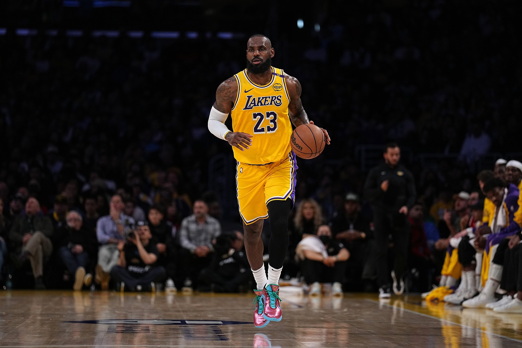 湖人大胜掘金,东部决赛再起波澜 湖人大胜掘金,东部决赛再起波澜