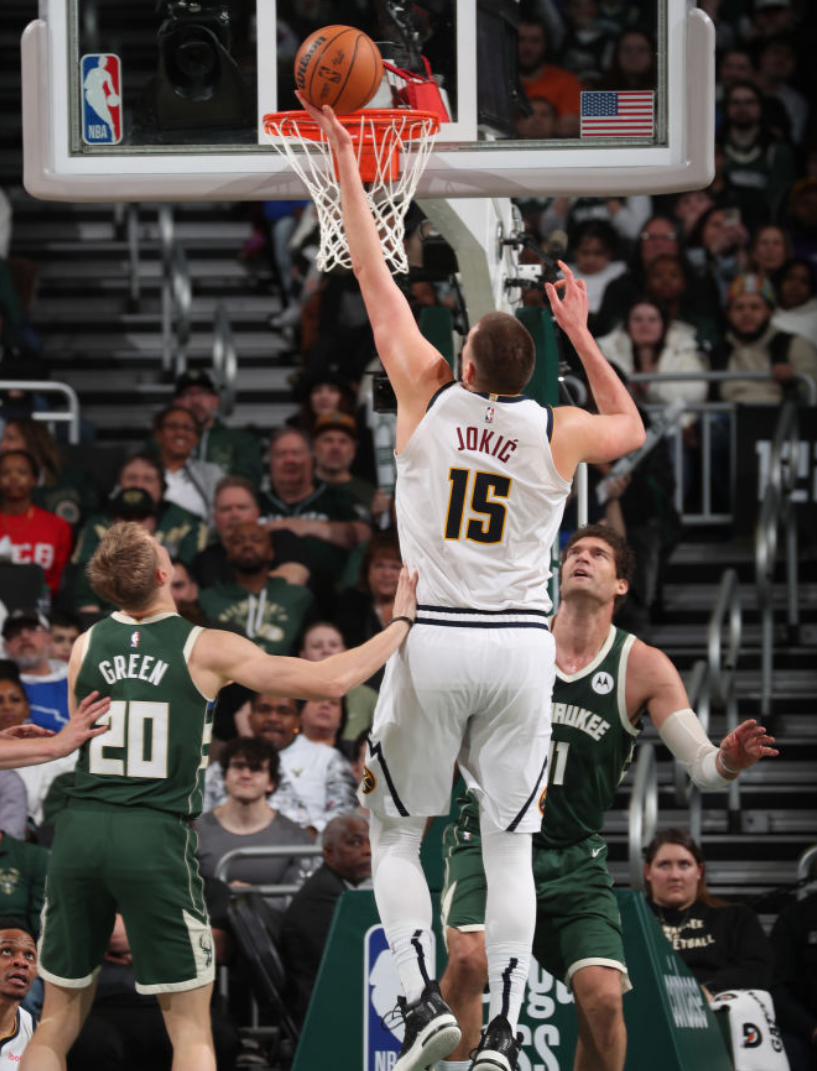 雄鹿队惜败开拓者,遭遇两连败 雄鹿队惜败开拓者,遭遇两连败