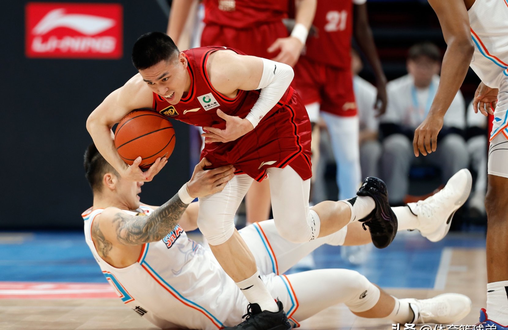 抢分大战中，球队突围晋级的简单介绍